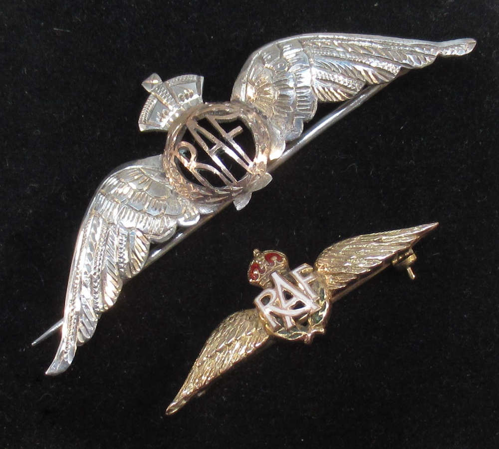 9ct GOLD RAF SWEETHEART BROOCH WITH WHITE ENAMELLED INITIALS, WIDTH 3.6cm (3.8g) AND A SIMILAR - Image 3 of 3