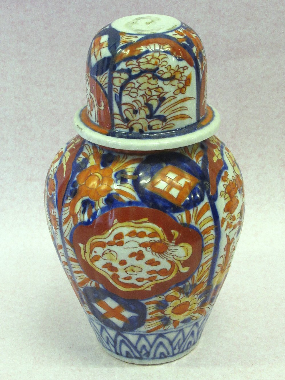 JAPANESE IMARI PORCELAIN SAUCERDISH WITH A SCALLOPED RIM, PAINTED WITH BLUE AND RED FLORAL - Image 9 of 18