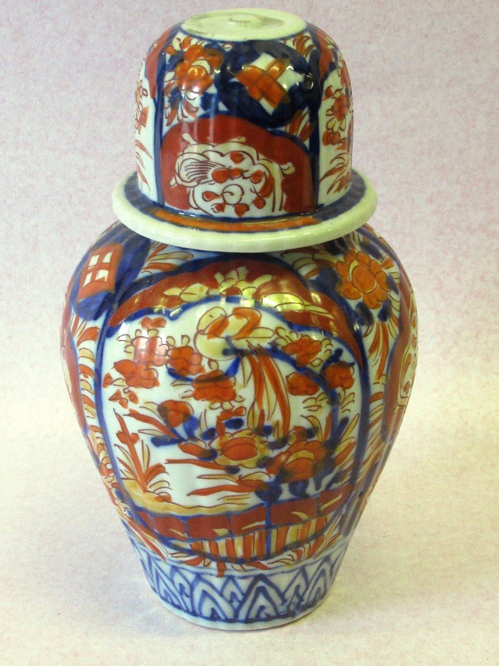 JAPANESE IMARI PORCELAIN SAUCERDISH WITH A SCALLOPED RIM, PAINTED WITH BLUE AND RED FLORAL - Image 10 of 18