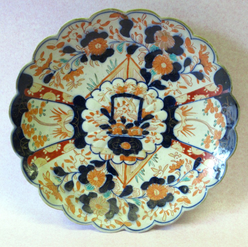 JAPANESE IMARI PORCELAIN SAUCERDISH WITH A SCALLOPED RIM, PAINTED WITH BLUE AND RED FLORAL - Image 7 of 18