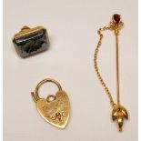 9 CT GOLD PADLOCK CLASP, YELLOW METAL BAR BROOCH SET GARNET, GROSS WEIGHT 6.7 GRAMS AND AN ITALIAN