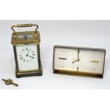 EARLY 20TH CENTURY FRENCH CARRIAGE CLOCK WITH A WHITE ENAMEL DIAL, ENCLOSING AN EIGHT DAY