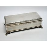 A FINE RECTANGULAR SILVER (ART DECO) CIGARETTE/CIGAR BOX WITH ENGINE TURNED DECORATION, THE HINGED