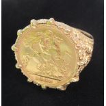 9 CT GOLD RING SET HALF-SOVEREIGN 1906, 9.1 GRAMS (GROSS WEIGHT)