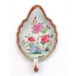 19TH CENTURY CHINESE FAMILLE ROSE SAUCEBOAT (L. 19 CM)