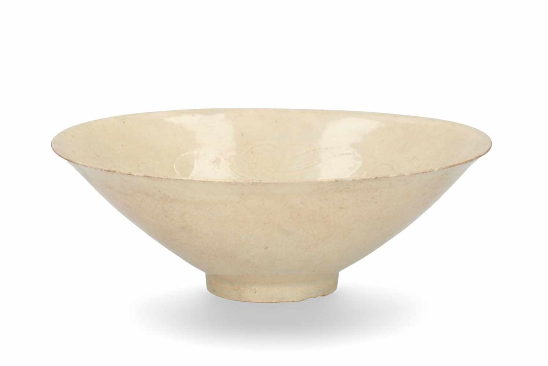 A qingbai porcelain bowl with carved flower decor. Standing on a ring. Unmarked. China, Southern - Image 3 of 5