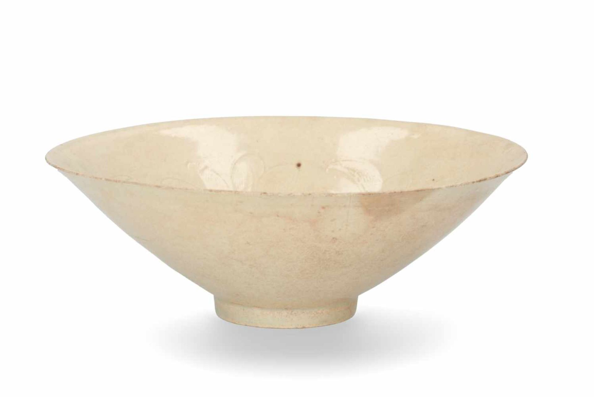 A qingbai porcelain bowl with carved flower decor. Standing on a ring. Unmarked. China, Southern - Image 2 of 5