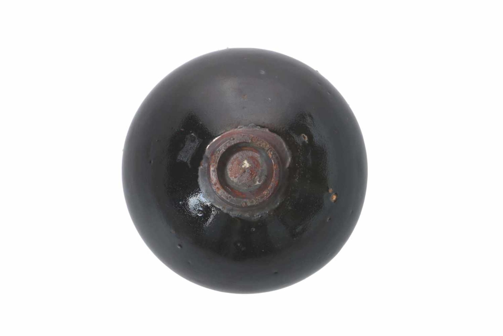 A black glazed bowl with cream glazed rim. China, Honan, Song. H. 7,5 cm. Diam. 14 cm. - Image 5 of 5