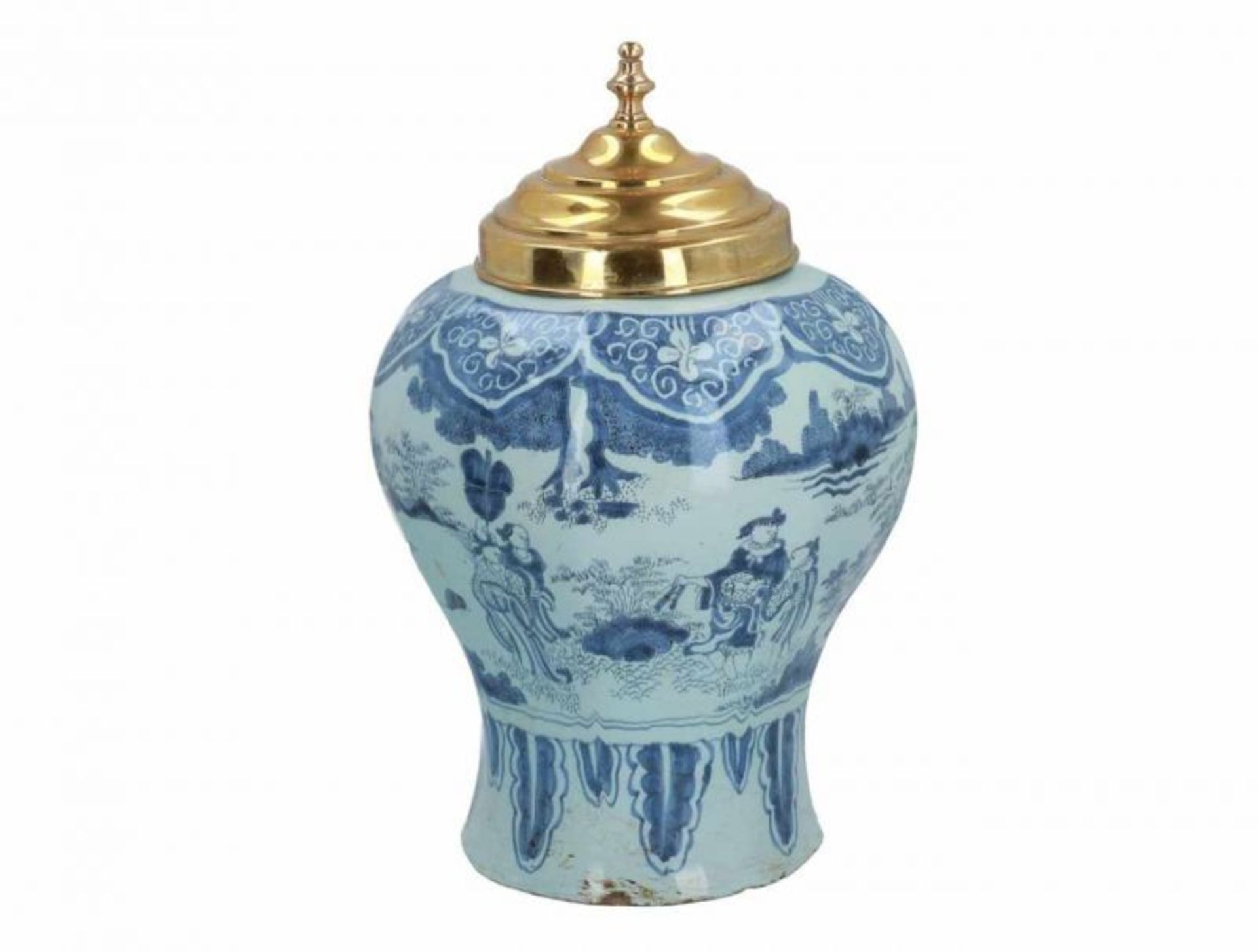 Delfts blauw aardewerk balustervaas met later (19e eeuws) messing deksel, met chinoiseriedecor van