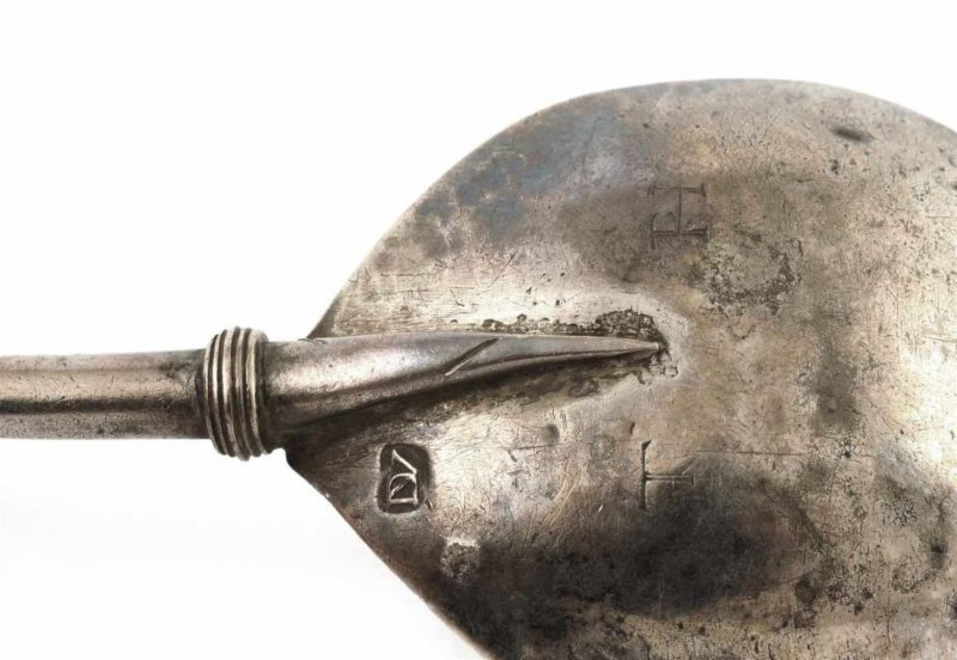 Zilveren geboortelepel met gevlochten steel en bekroning van vrede en hoop. Mt. Andries Vis, - Image 25 of 25