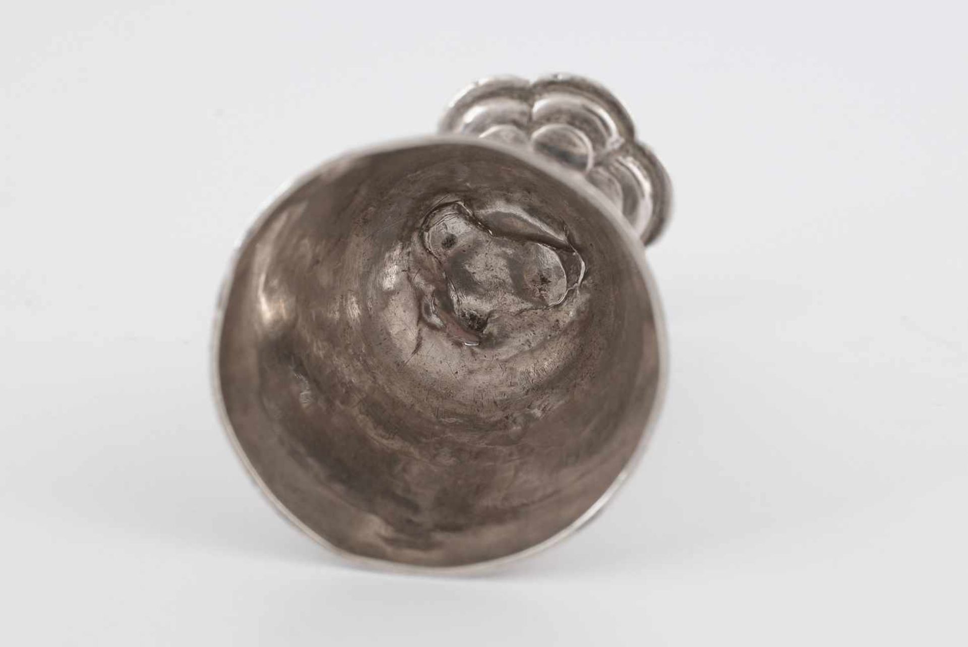 Zilveren miniatuur bekertje, met zes-lobbige voet en steel in de vorm van drie griffioenen. Cuppa - Image 5 of 6