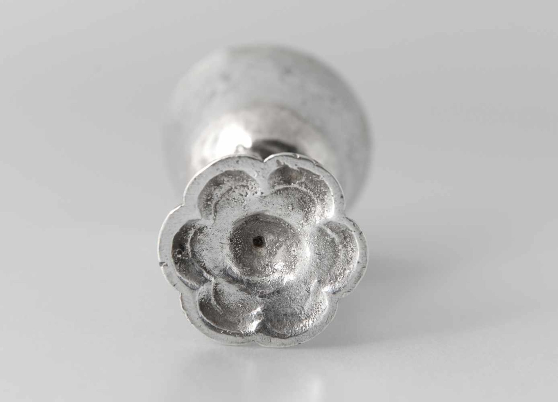 Zilveren miniatuur bekertje, met zes-lobbige voet en steel in de vorm van drie griffioenen. Cuppa - Image 2 of 6