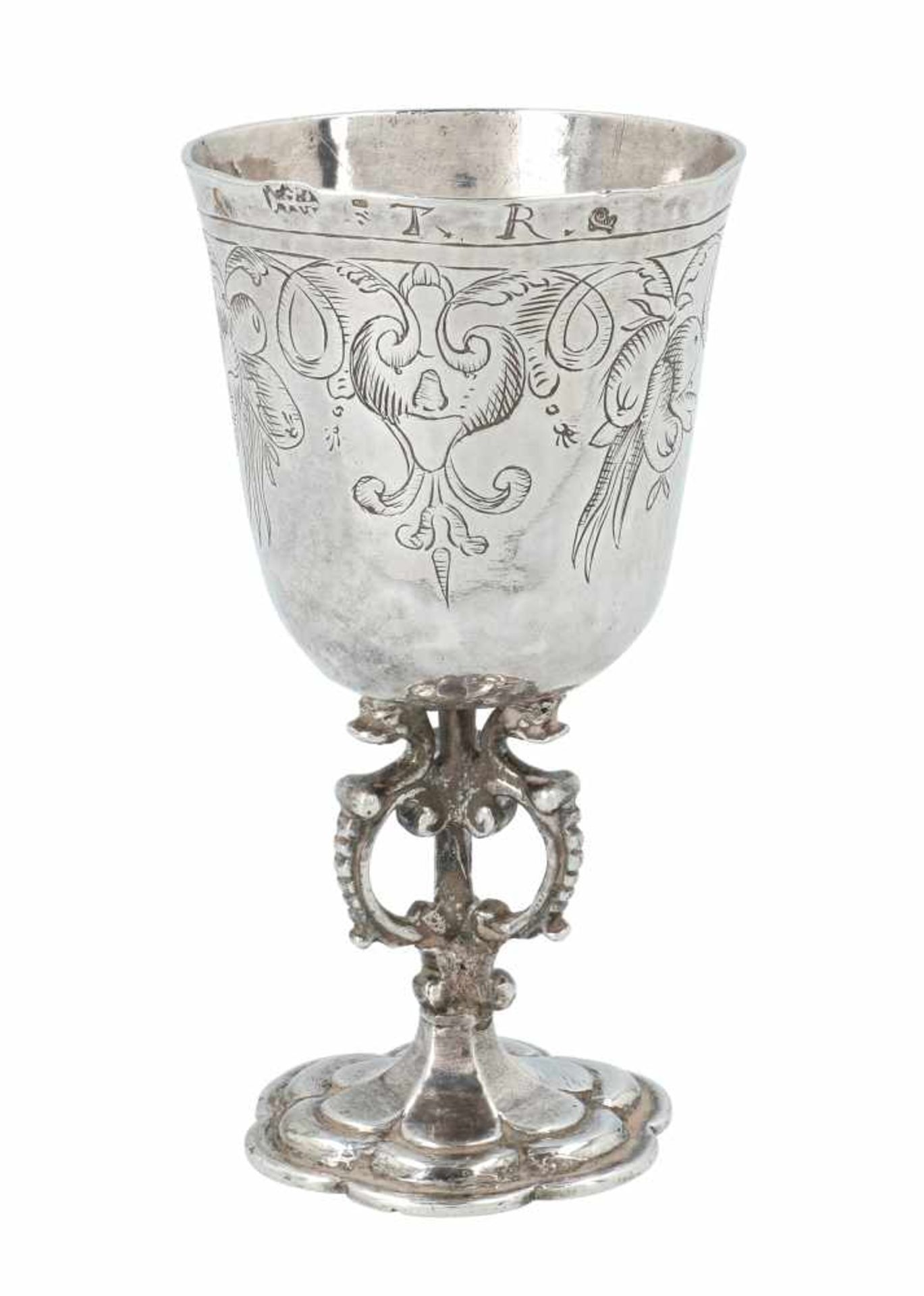 Zilveren miniatuur bekertje, met zes-lobbige voet en steel in de vorm van drie griffioenen. Cuppa