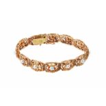 14-kt gouden schakelarmband met iedere schakel bezet met een parel. L. 18,5 cm. Tot. gew. ca. 27,8