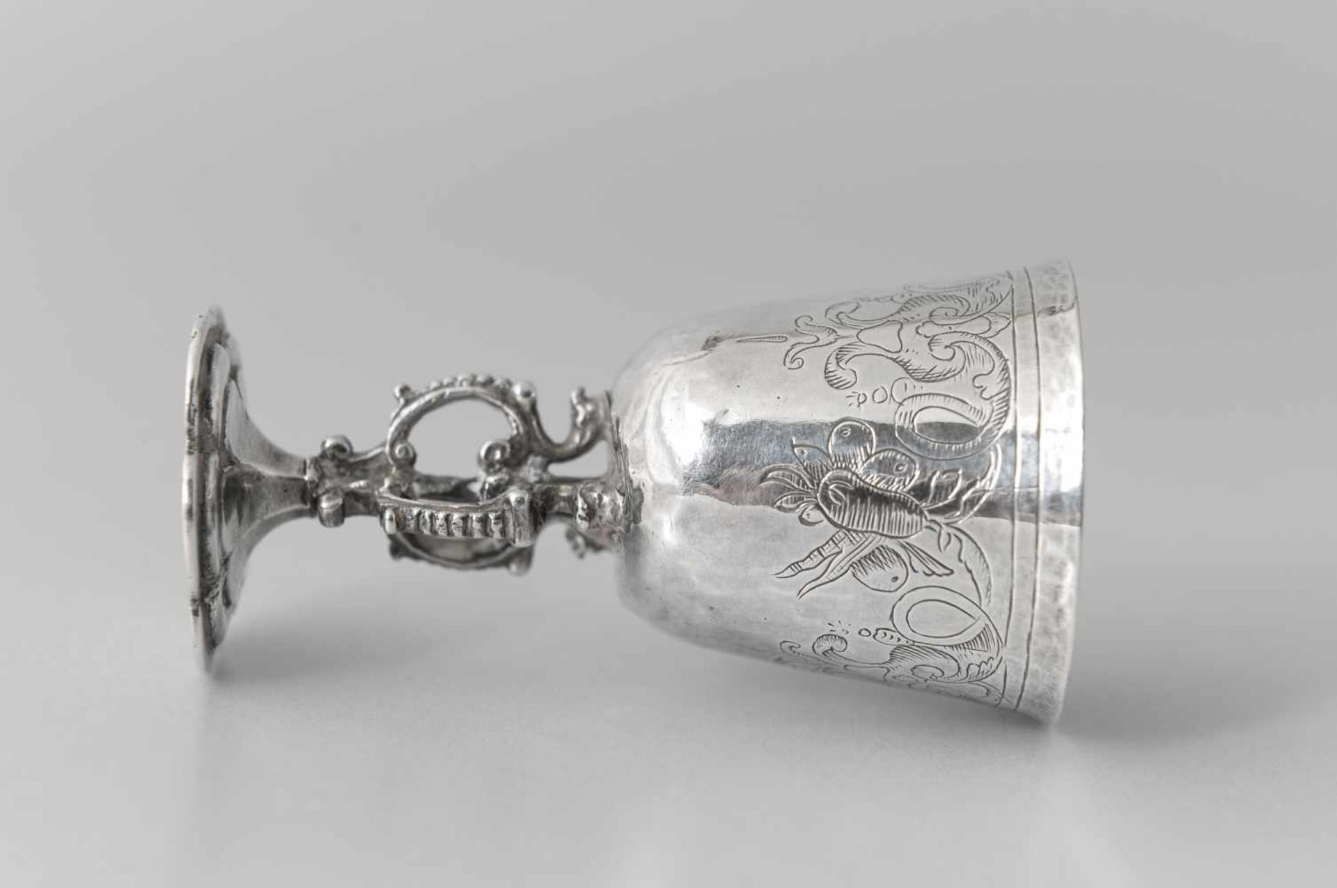 Zilveren miniatuur bekertje, met zes-lobbige voet en steel in de vorm van drie griffioenen. Cuppa - Image 3 of 6