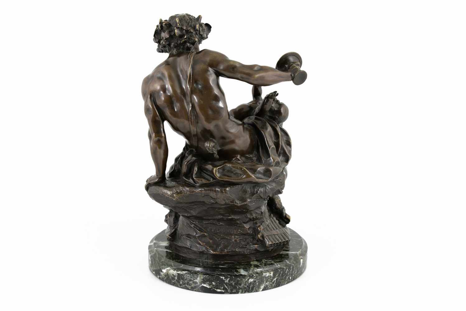 Bronzen beeldengroep van faun met putto, op groen marmeren sokkel. Gesigneerd Clodion. Frankrijk, - Image 3 of 6