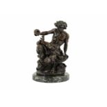 Bronzen beeldengroep van faun met putto, op groen marmeren sokkel. Gesigneerd Clodion. Frankrijk,