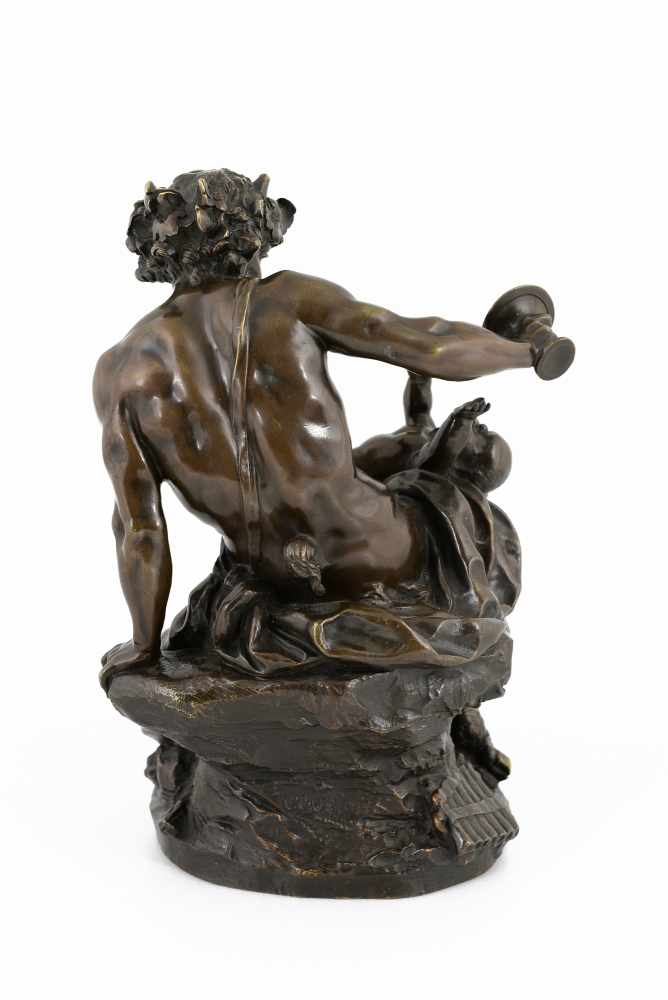 Bronzen beeldengroep van faun met putto, op groen marmeren sokkel. Gesigneerd Clodion. Frankrijk, - Image 4 of 6