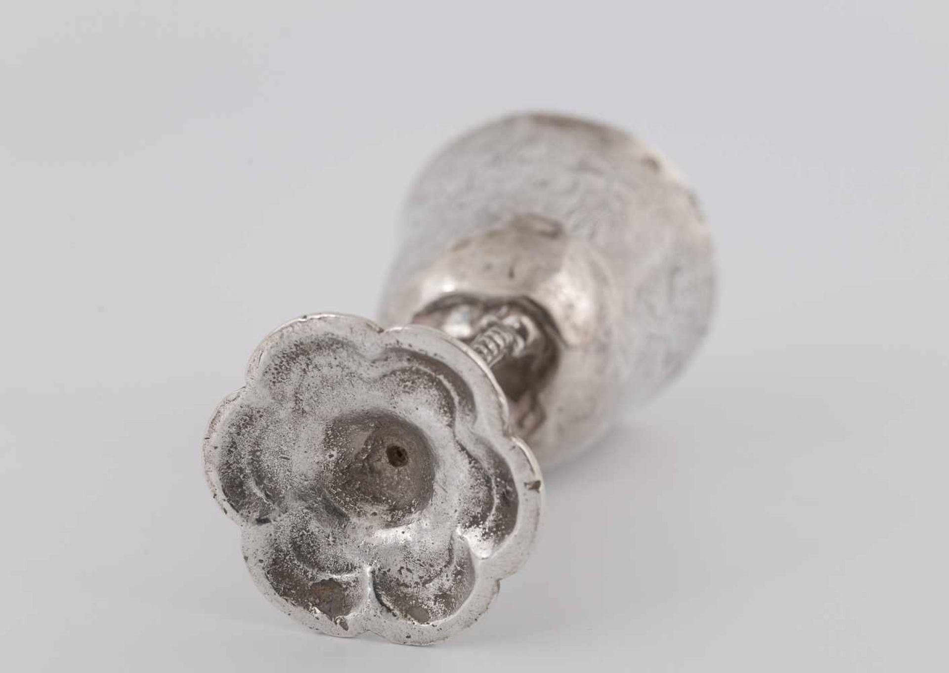 Zilveren miniatuur bekertje, met zes-lobbige voet en steel in de vorm van drie griffioenen. Cuppa - Image 6 of 6