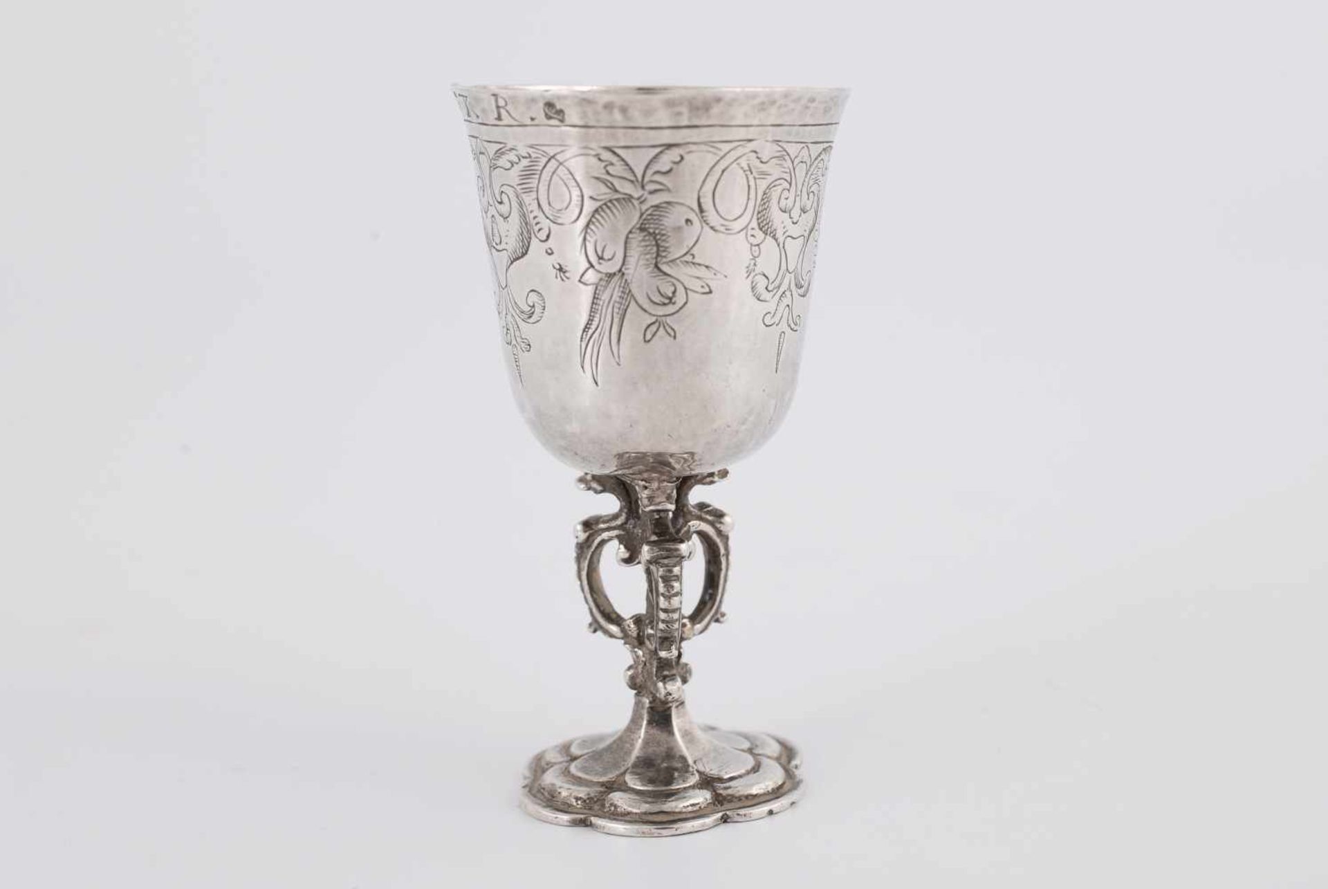 Zilveren miniatuur bekertje, met zes-lobbige voet en steel in de vorm van drie griffioenen. Cuppa - Image 4 of 6