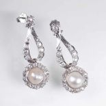 Paar Vintage Diamant-Perl-Ohrringe Um 1940/50. Stecker-Brisur, gebogte Stege und der runde Perlen-