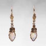Paar Jugendstil Opal-Ohrhänger Anf. 20. Jh. 8 kt. GG, gest. '333'. Haken-Ohrringe, je ein Opal in