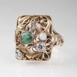 Vintage Smaragd-Diamant-Ring Um 1930. 14 kt. GG mit WG. Floral verzierter Ringkopf, besetzt mit 1