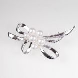 Zierliche Perlen-Brosche von K. Mikimoto Vergoldet. 6 kl. Zuchtperlen unterschiedlicher Größe. 5,1 x