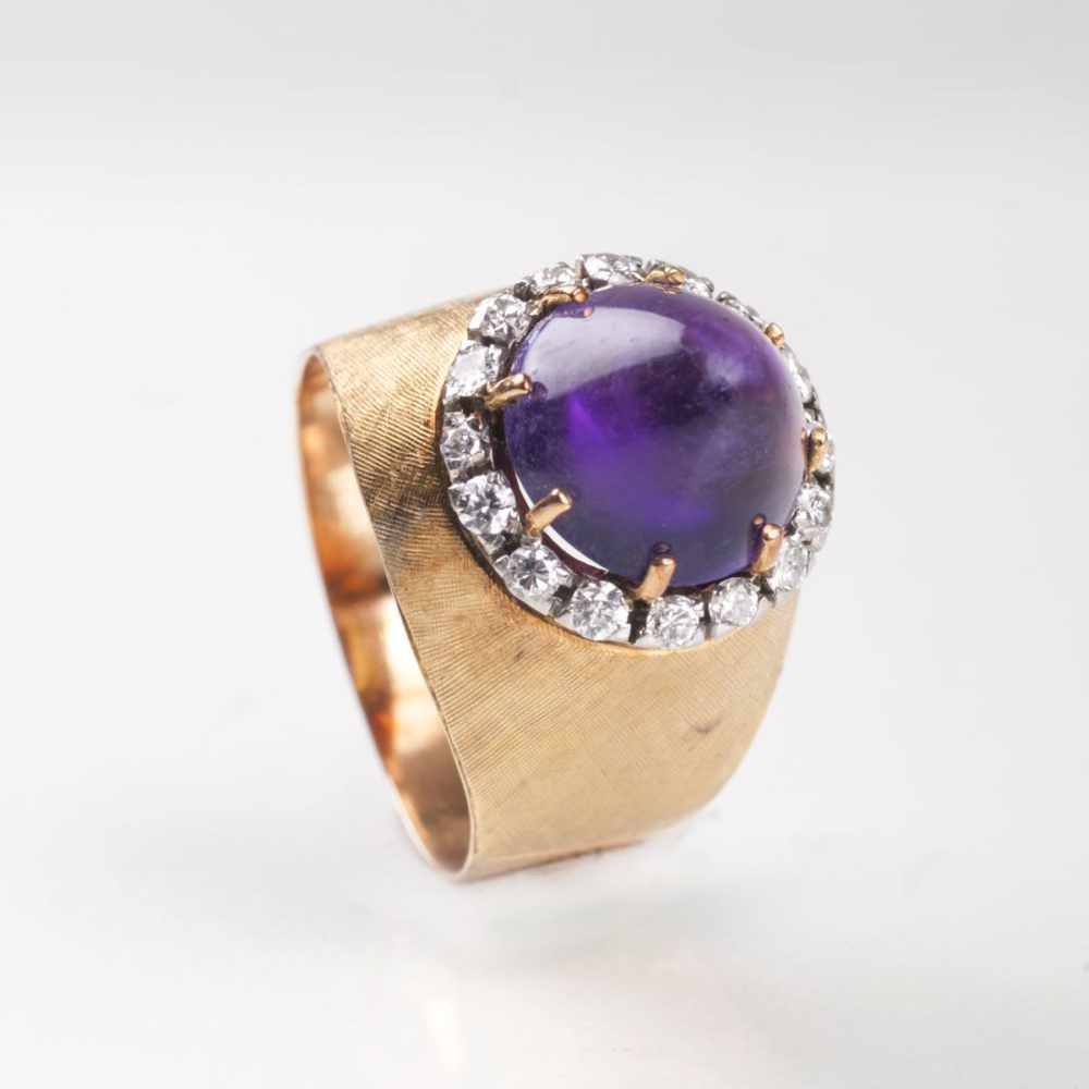 Vintage Amethyst-Brillant-Ring Um 1930/40. 18 kt. GG, tlw. ziseliert. In Krappenfassung der