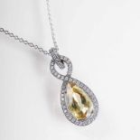 Goldberyll-Brillant-Anhänger mit Kette 18 kt. WG, gemarkt 'Leytens 1/1'. Der tropfenförmige Beryll