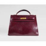 Hermès Seltene Vintage 'Kelly Bag 32' Bordeaux 1972. Krokoleder. Data Code 'B' im Kreis. Bordeaux-