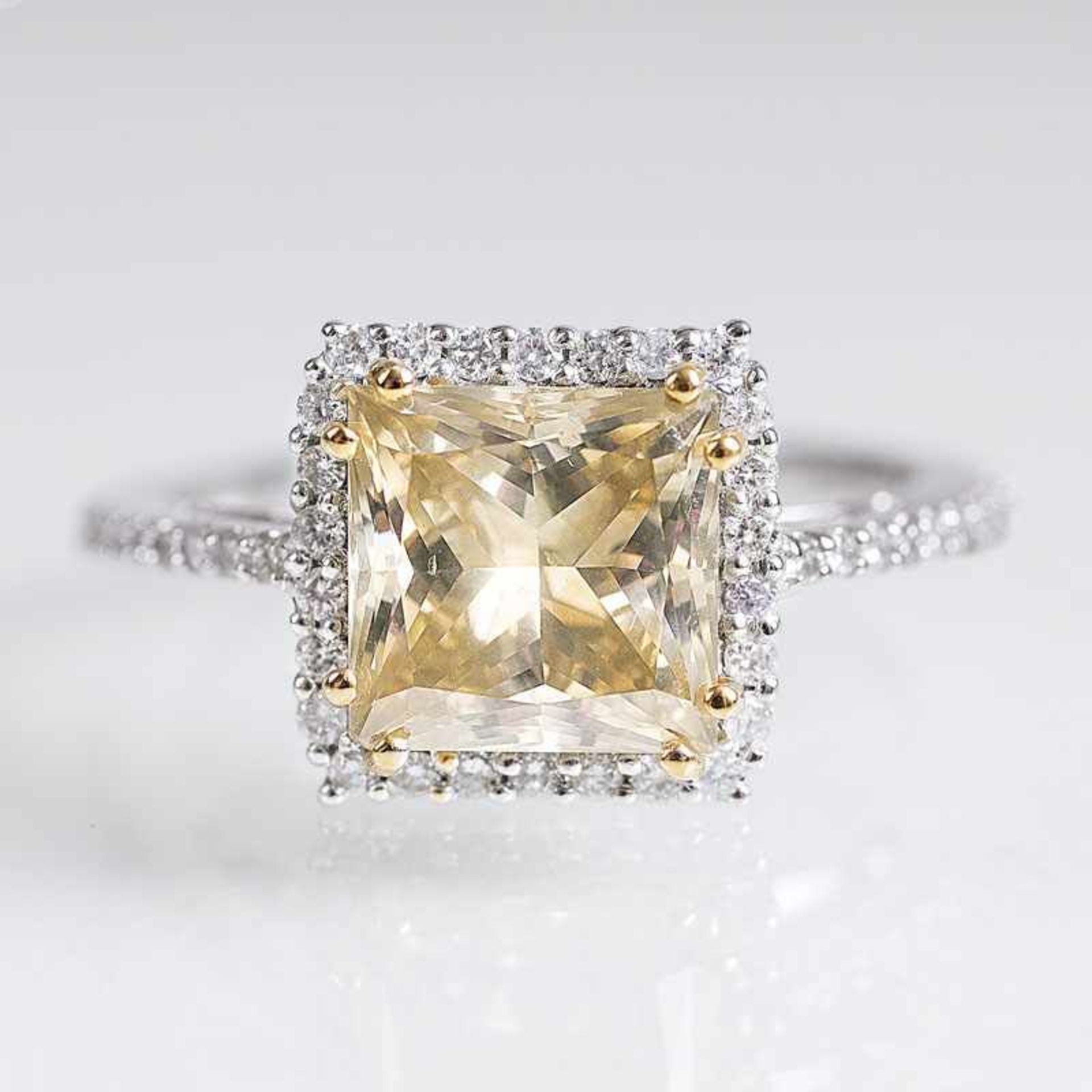 Klassischer Fancy-Diamant-Ring 18 kt. WG, gest. Der Diamant im quadratischem Schliff 3,23 ct.