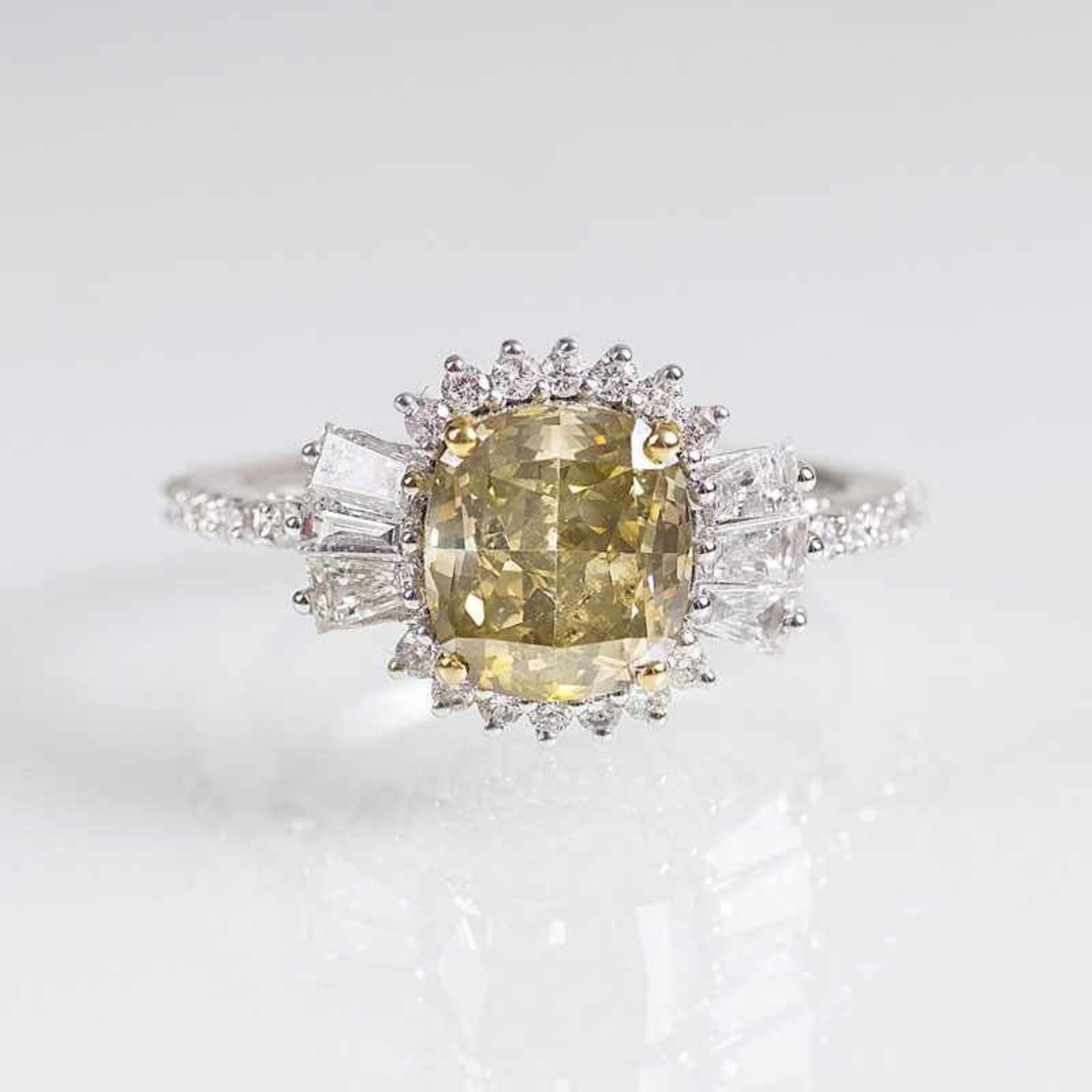 Fancy-Diamant-Ring 18 kt. WG, gest., MZ: 'JK'. Der natürliche Diamant im Kissenschliff 2,60 ct.