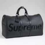 Louis Vuitton in Kooperation mit Supreme Ikonische LV x Supreme Keepall 55 Bandoulière Außen