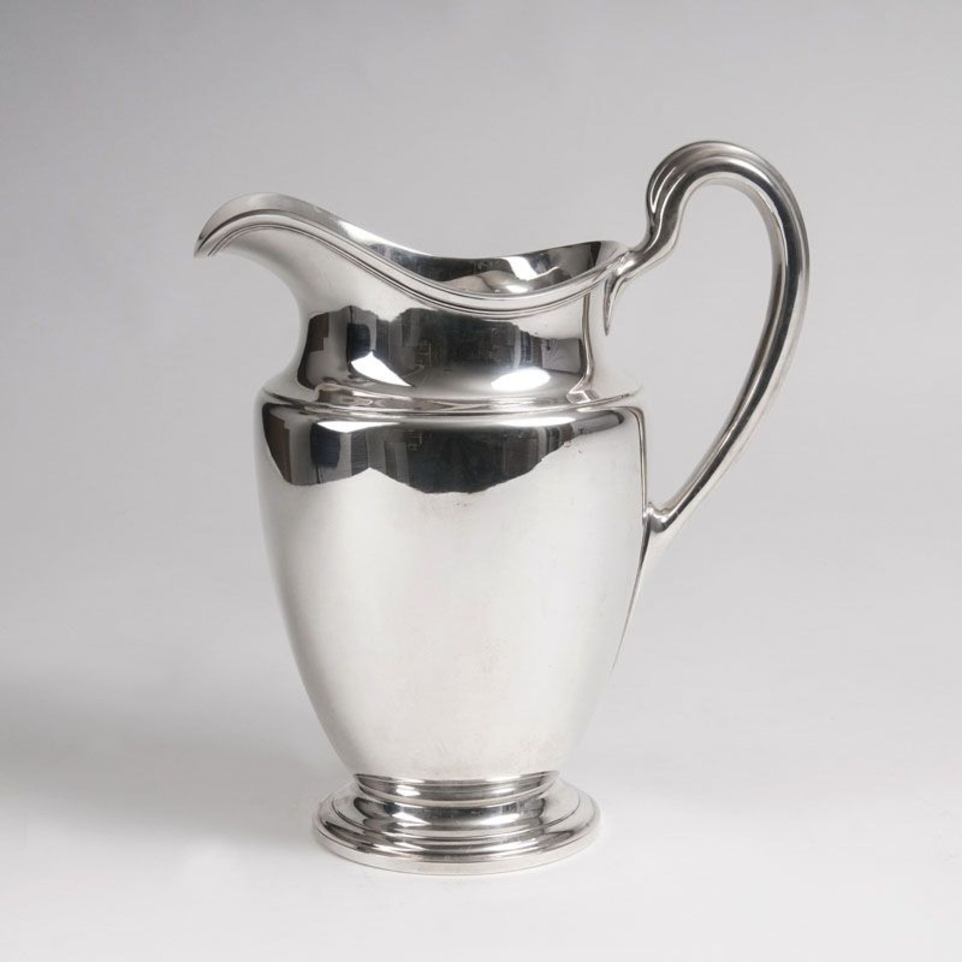 Tiffany & Co. gegr. 1853 in New York Eleganter Wasserkrug New York, um 1939. Silber, gest. 'STERLING