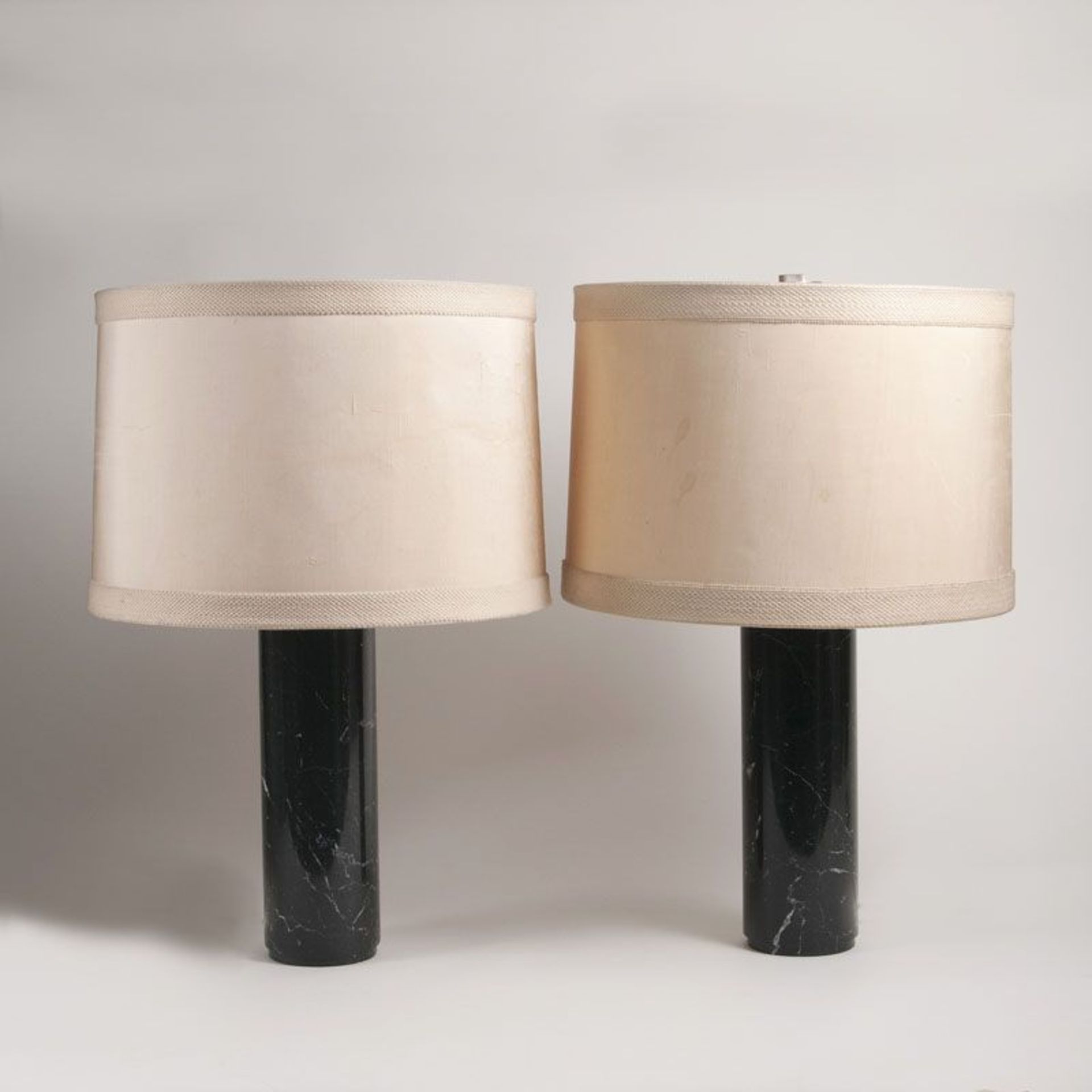 Paar Mid-Century Marmor-Tischlampen 1960er Jahre. Säulenfuß aus schwarz geädertem Marmor,