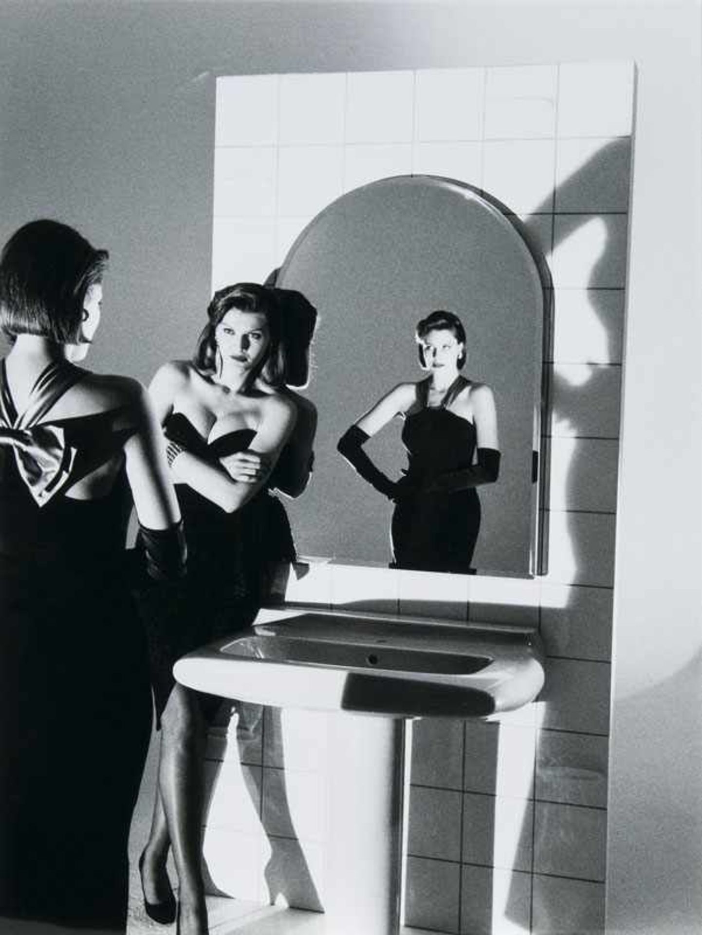 Helmut Newton (Berlin 1920 - Los Angeles 2004) Begegnung Foto, 40,5 x 30,5 cm, verso monogr. 'H.