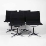 Charles & Ray Eames tätig Mitte 20. Jh. Satz von vier Vintage Aluminium Chairs EA 106 Entwurf