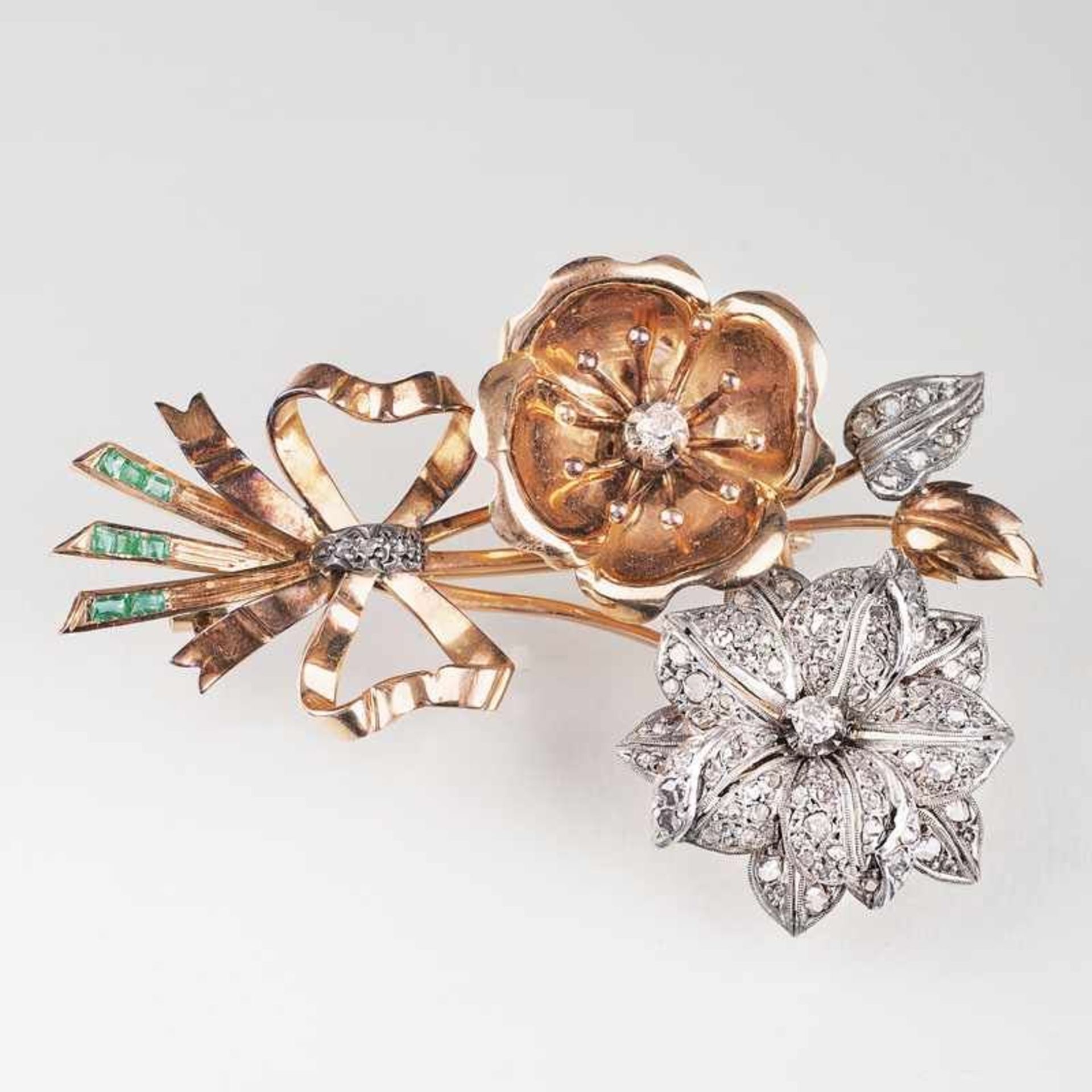 Vintage Diamant-Smaragd-Brosche 'Blütenbouquet' Um 1930/40. 14 kt. RG mit Silber. Besatz mit 8 kl.