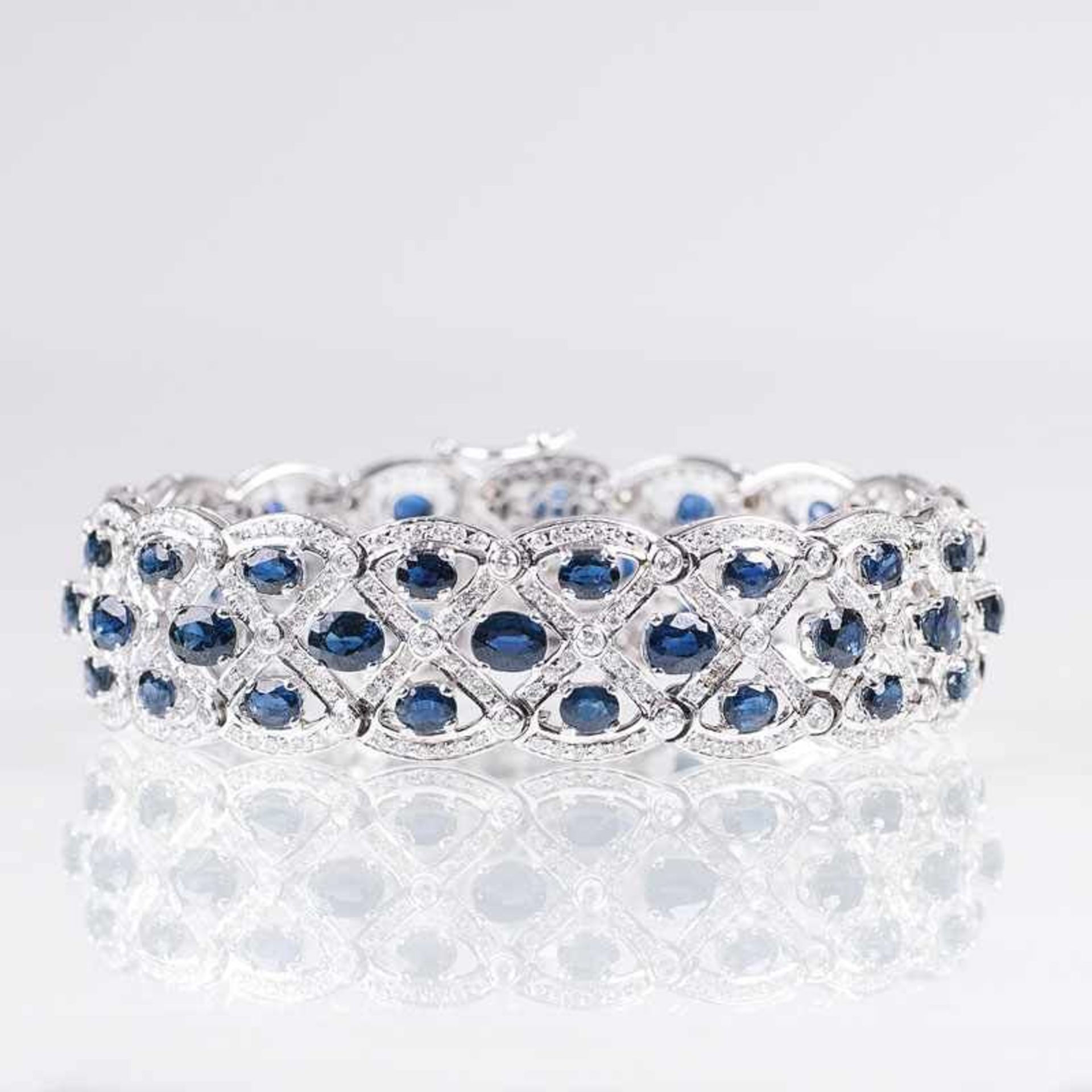 Hochwertiges, elegantes Saphir-Brillant-Armband 18 kt. WG, gest. Umlaufend Flecht-Dekor mit