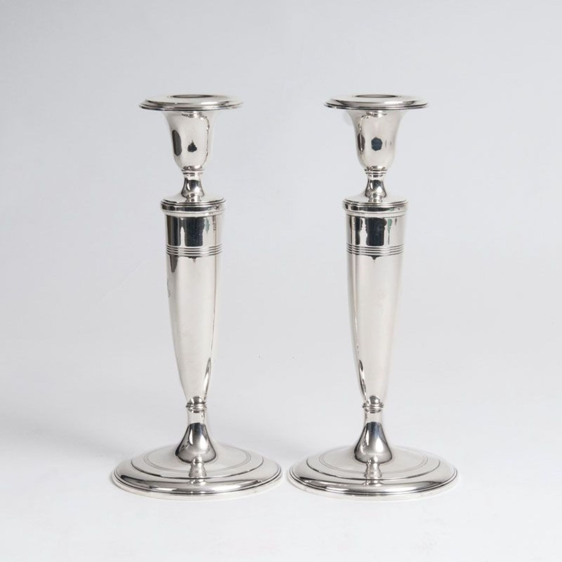 Tiffany & Co. gegr. 1853 in New York Paar eleganter Tischleuchter New York, um 1923. Silber,