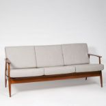 Mid-Century Teak-Sofa Deutsch, wohl Manufaktur Walter Knoll, 1960er Jahre. Drei-Sitzer. Teakholz-