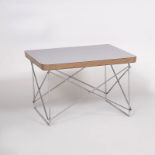 Charles & Ray Eames tätig Mitte 20. Jh. Kleiner Beistelltisch 'LTR' Entwurf um 1950, wenig spätere