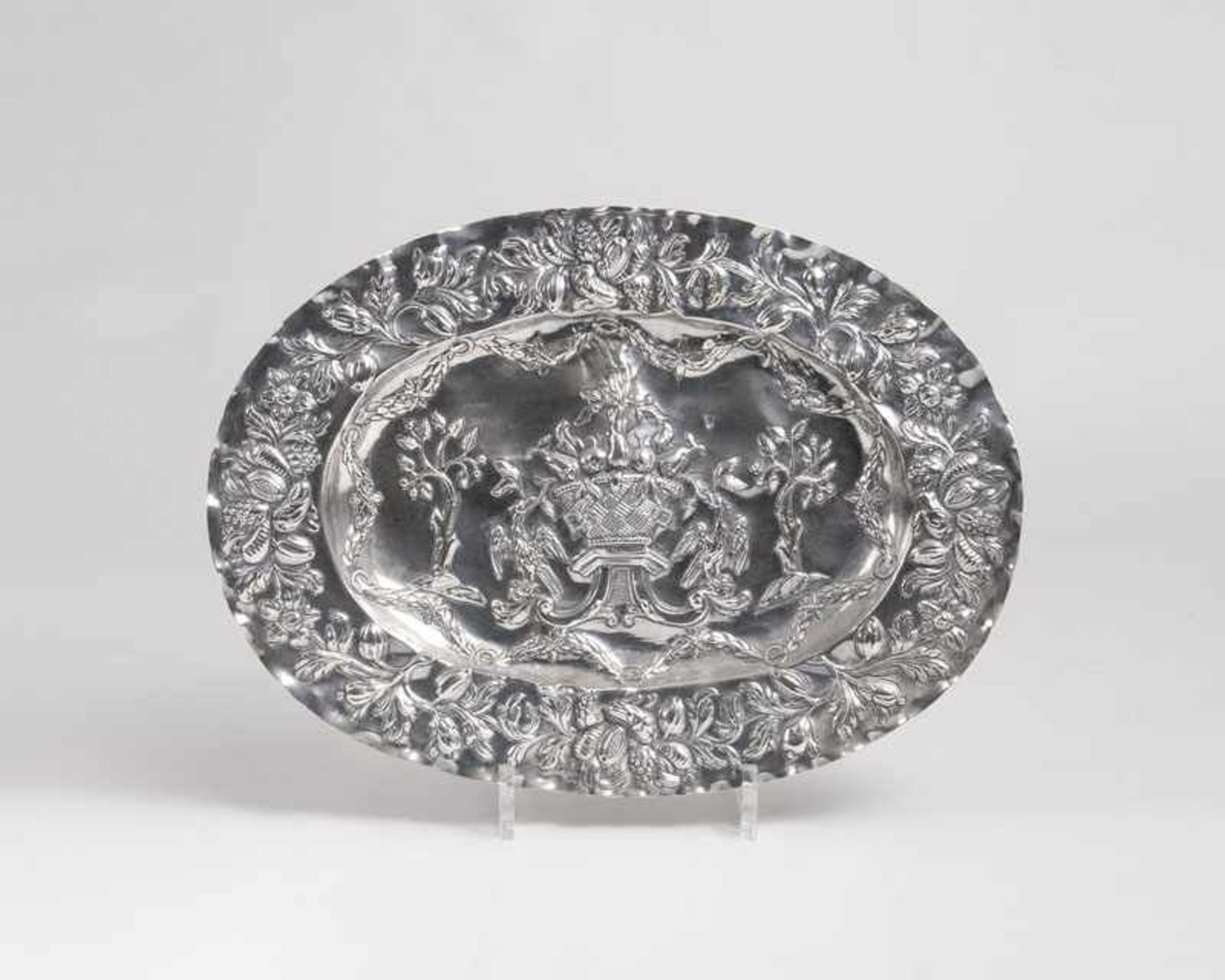 Schauplatte mit Früchtevase und Adler-Motiv Lemberg, 1794. Silber, gest. 13 lötiges BZ., MZ. '