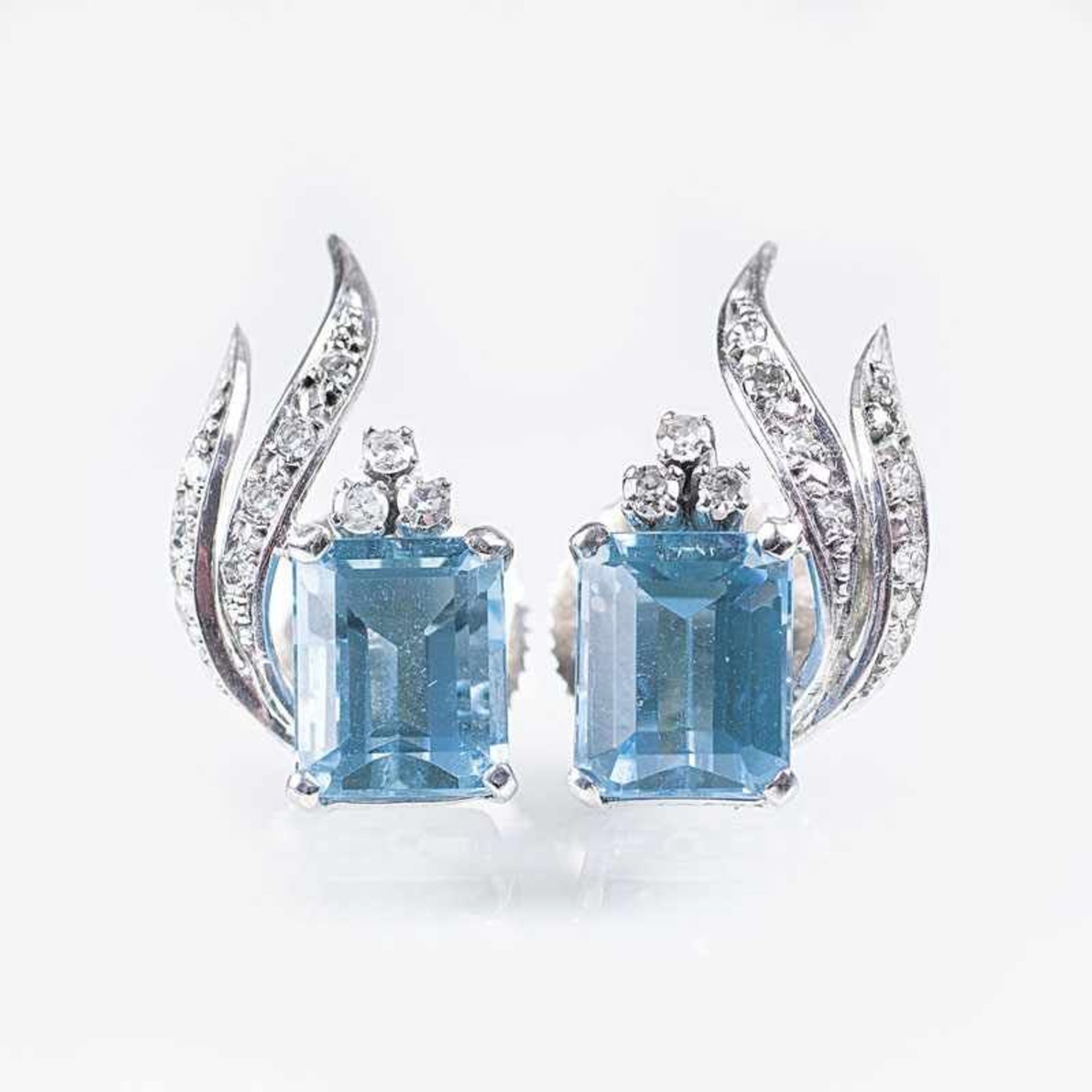 Paar Aquamarin-Diamant-Ohrringe 14 kt. WG. Zwei Aquamarine im Smaragdschliff zus. ca. 4 ct. (ca. 9 x