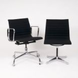 Charles & Ray Eames tätig Mitte 20. Jh. Zwei Vintage Aluminium Chairs Entwurf 1958, wenig spätere