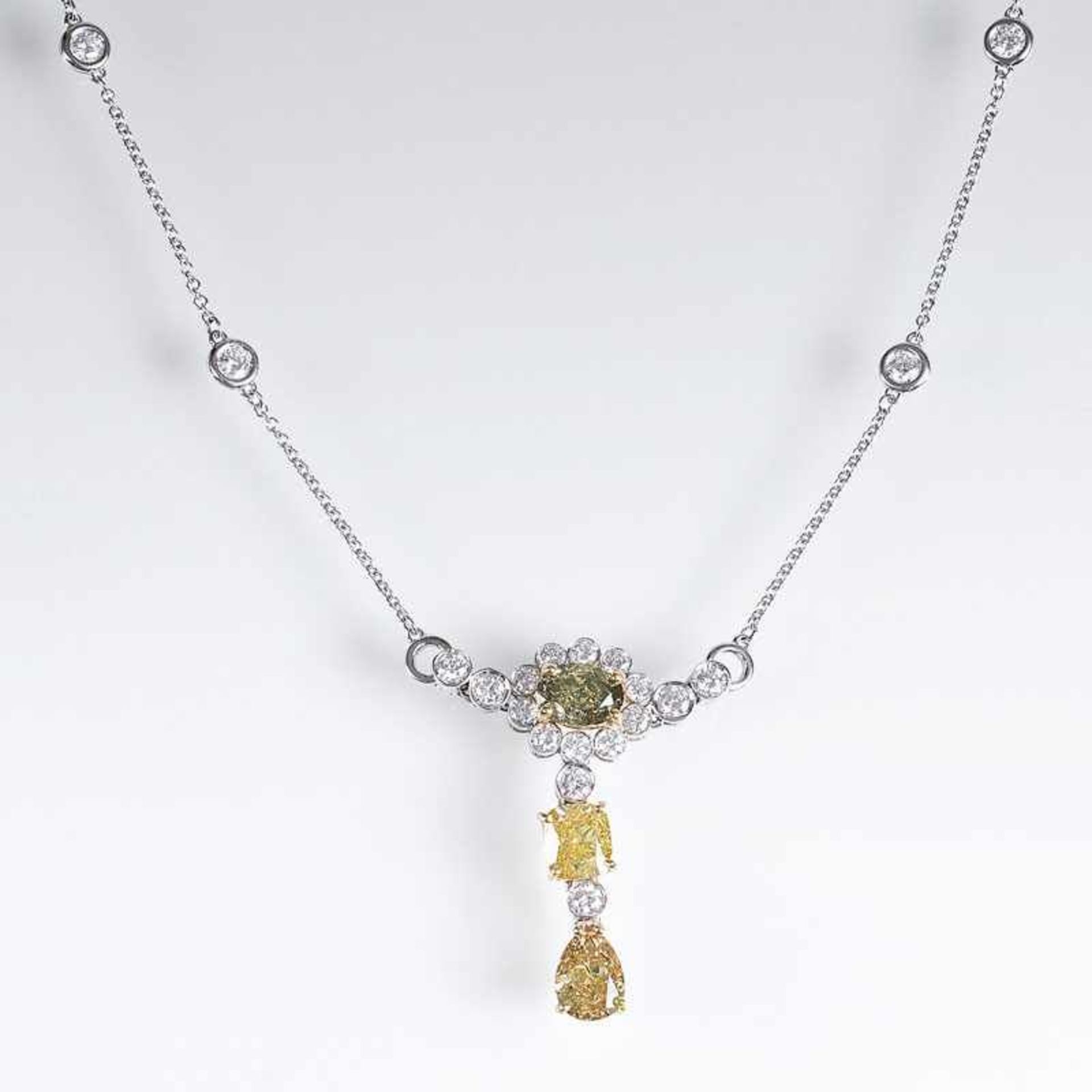 Außergewöhnlich-farbfeines Collier mit Fancy-Diamanten und Brillanten 18 kt. WG mit GG, gest.