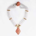 Herausragendes Perlen-Korallen-Collier mit Diamant-Besatz 18 kt. GG, gest. 4-reihiges Zuchtperlen-