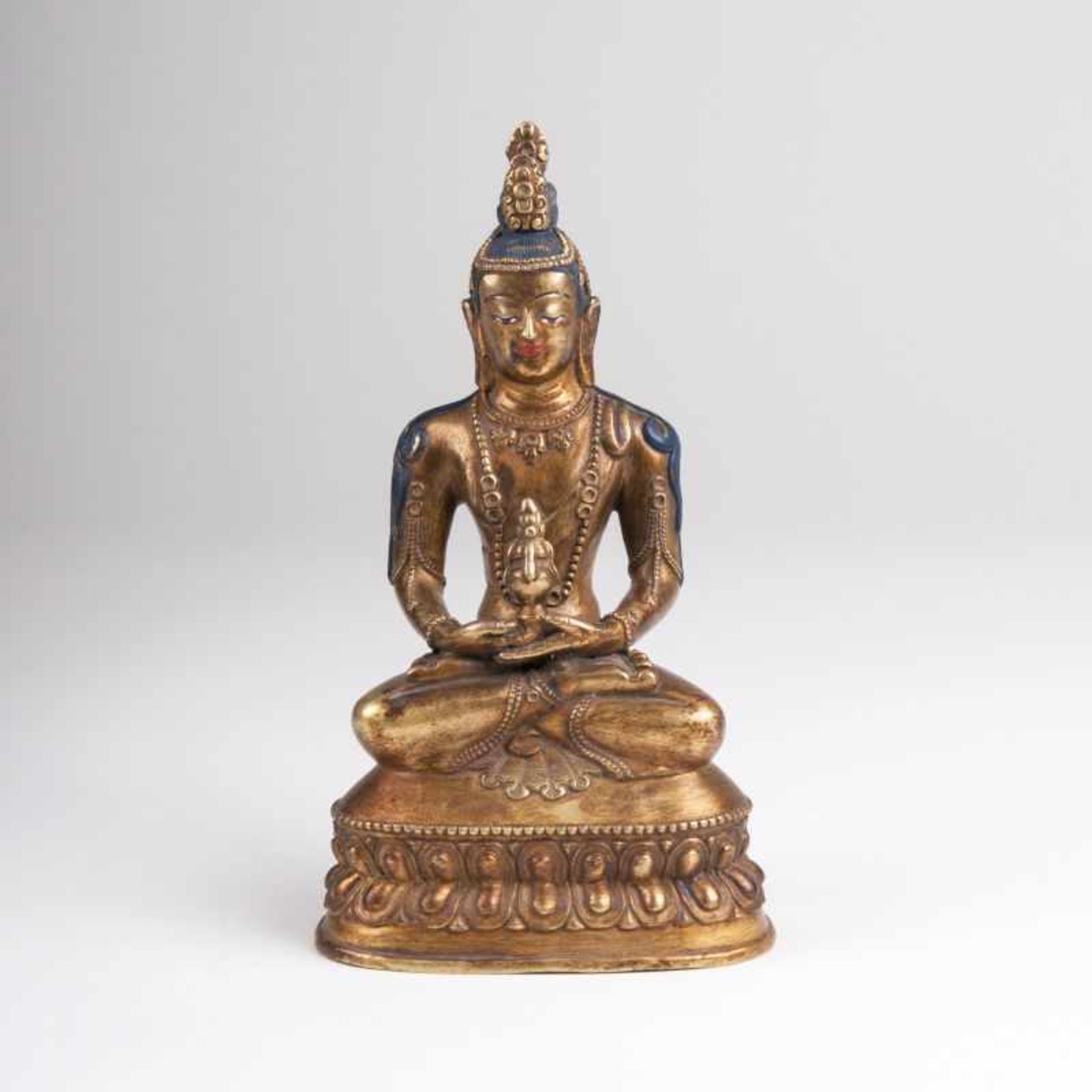 Bronze-Skulptur 'Buddha Amitayus' Sino-tibetisch. Bronze, feuervergoldet, tlw. polychrome