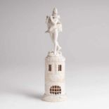 Elfenbein-Statuette 'Rattenfänger von Hameln' Wohl Erbach, Ende 19. Jh. Auf hohem Turm mit